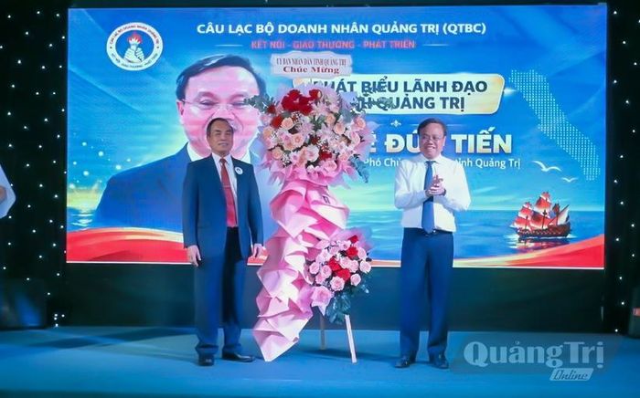 Đồng chí Lê Đức Tiến, Phó Chủ tịch UBND tỉnh tặng hoa chúc mừng CLB Doanh nhân Quảng Trị tại TP. Hồ Chí Minh - Ảnh: QTBC
