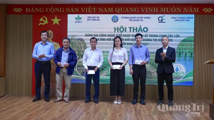 Ban Tổ chức trao thưởng cho các tập thể, cá nhân có thành tích trong canh tác lúa giảm phát thải tại các địa phương trong tỉnh - Ảnh: Q.N