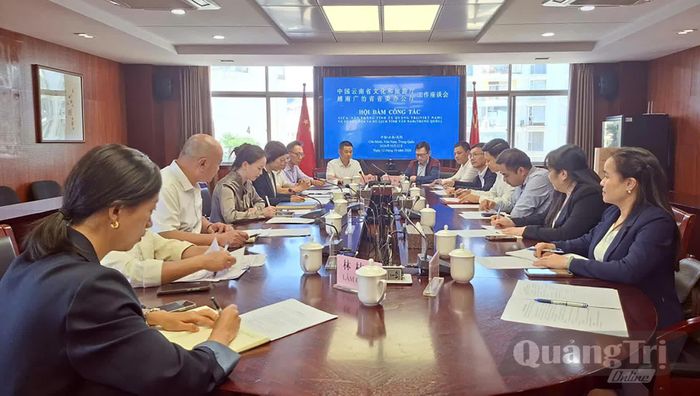 Đoàn công tác Văn phòng Tỉnh ủy Quảng Trị làm việc với Sở Văn hóa và Du lịch tỉnh Vân Nam - Ảnh: CTV
