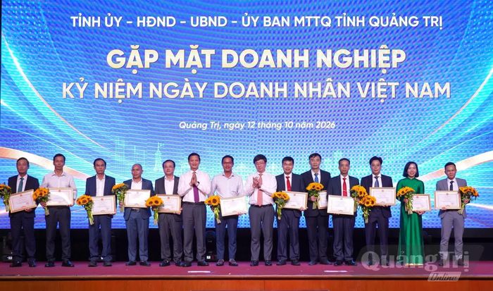 Đồng chí Vương Quốc Tuấn, Bí thư Tỉnh ủy và đồng chí Bùi Hoàng Phương, Chủ tịch UBND tỉnh trao bằng khen cho các doanh nghiệp, doanh nhân tiêu biểu - Ảnh: C.H