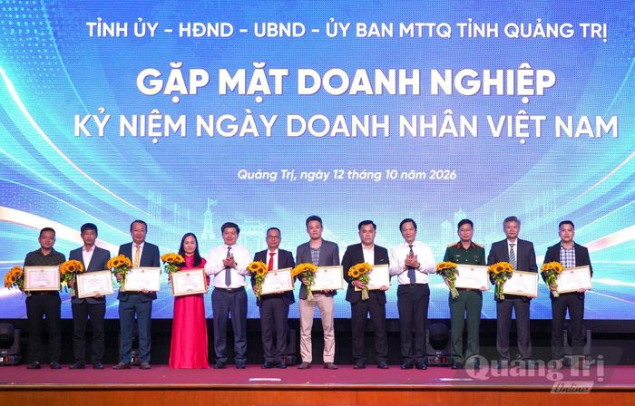 Đồng chí Trần Vũ Khiêm, Phó Bí thư Thường trực Tỉnh ủy, Trưởng đoàn đại biểu Quốc hội tỉnh và đồng chí Hoàng Nam, Phó Chủ tịch Thường trực UBND tỉnh trao bằng khen cho các doanh nghiệp, doanh nhân - Ảnh: C.H