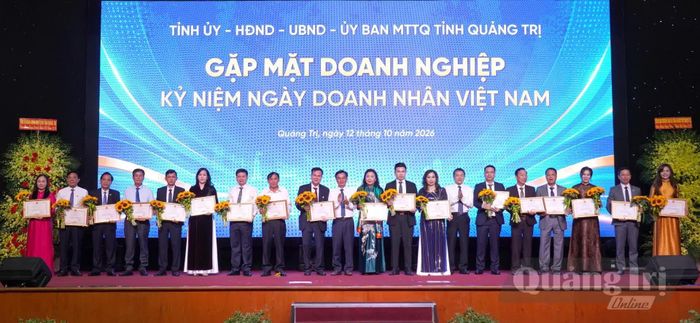 Đồng chí Nguyễn Chiến Thắng, Phó Bí thư Tỉnh ủy, Chủ tịch Ủy ban MTTQ Việt Nam tỉnh và đồng chí Phan Phong Phú, Phó Chủ tịch UBND tỉnh trao bằng khen cho các doanh nghiệp, doanh nhân - Ảnh: C.H