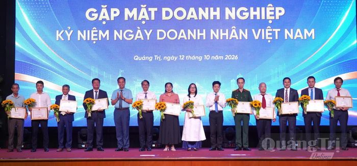 Đồng chí Nguyễn Đăng Quang, Phó Bí thư Tỉnh ủy, Chủ tịch HĐND tỉnh và đồng chí Lê Văn Bảo, Phó Chủ tịch UBND tỉnh trao bằng khen cho các doanh nghiệp, doanh nhân - Ảnh: C.H