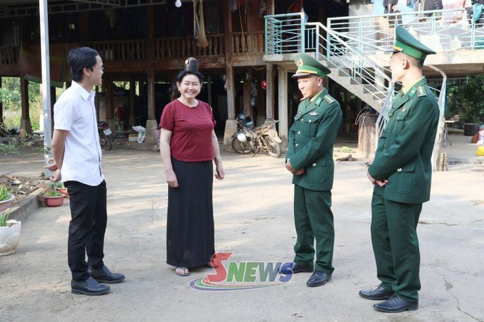 Cán bộ xã Chiềng Khương, bộ đội Biên phòng tuyên truyền, vận động nhân dân chấp hành các quy định về biên giới.