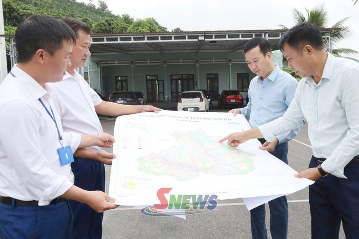 Lãnh đạo xã Chiềng Khương kiểm tra hiện trạng sử dụng đất.