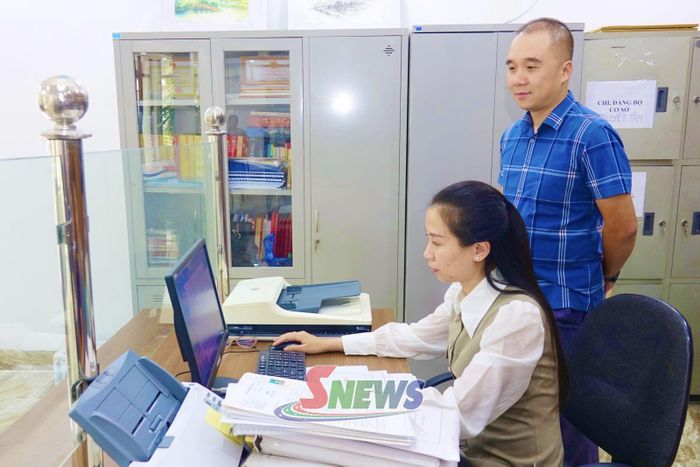 Cán bộ Ban Xây dựng Đảng phường Tô Hiệu thực hiện số hóa hồ sơ, dữ liệu đảng viên.