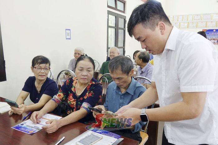 Thành viên Tổ giúp việc hướng dẫn đảng viên Chi bộ tổ 22 sử dụng các tiện ích số.