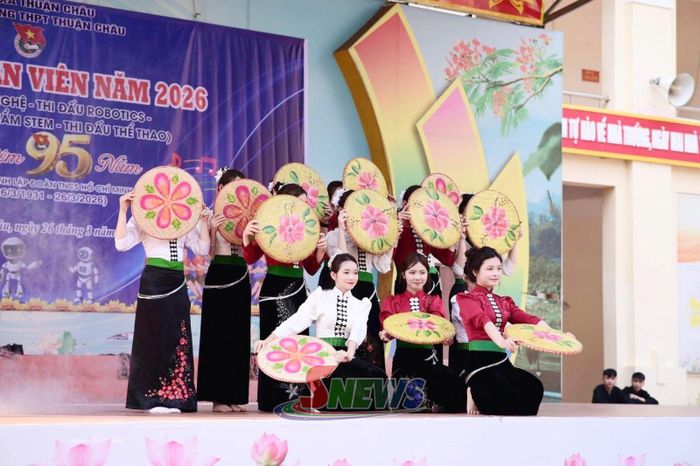 Học sinh Trường THPT Thuận Châu với tiết mục múa nón dân tộc Thái.