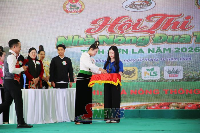 Các đội tham gia bốc thăm tại phần thi “Nhà nông thông minh”.