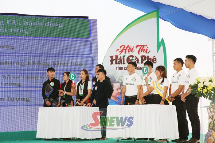 Các đội thi trả lời câu hỏi của Ban tổ chức.