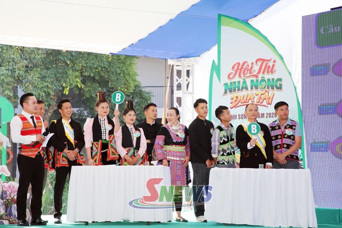 Các đội thi trả lời câu hỏi của Ban tổ chức.