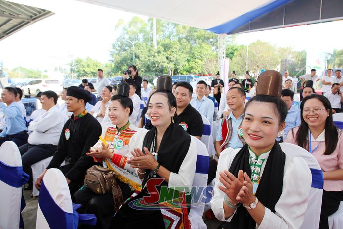 Khán giả và các đội thi cổ vũ tại hội thi.