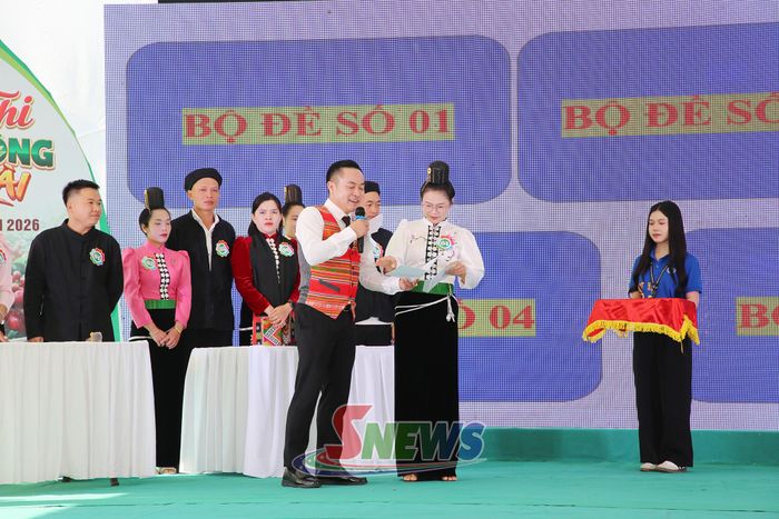 Ban giám khảo đọc câu hỏi tại phần thi “Nhà nông thông minh”.