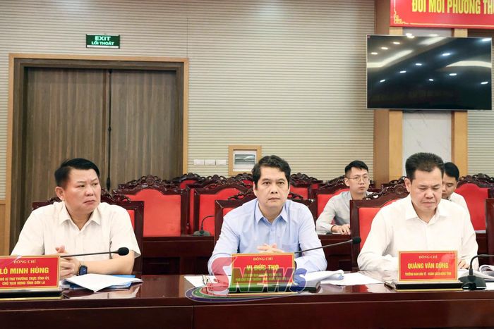 Các đại biểu tham dự cuộc làm việc.