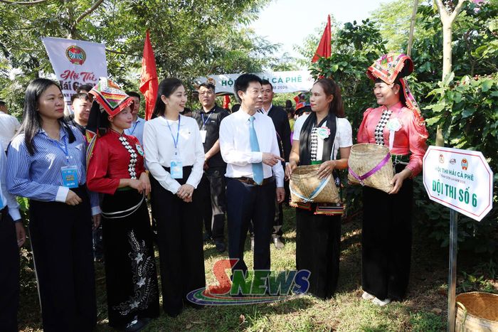Đồng chí Phó Chủ tịch Trung ương Hội Nông dân Việt Nam động viên các đội thi.