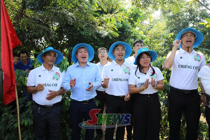 Khán giả tham gia cổ vũ các đội thi.