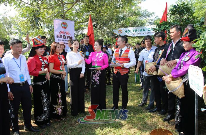 Lãnh đạo xã Muổi Nọi động viên đội thi trước giờ thi đấu.