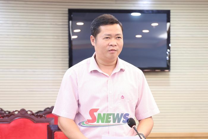 Lãnh đạo NHCSXH Chi nhánh tỉnh phát biểu tại phiên họp