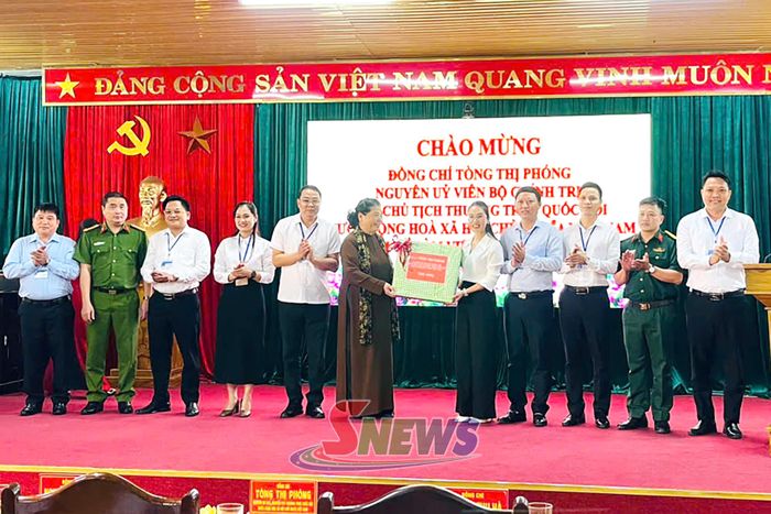 Đồng chí Tòng Thị Phóng tặng quà xã Mường Cơi