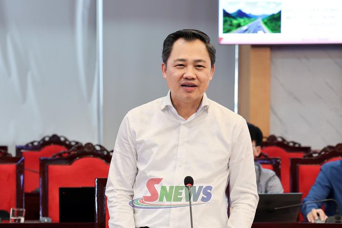 Đồng chí Nguyễn Đình Việt, Phó Bí thư Tỉnh ủy, Chủ tịch UBND tỉnh, phát biểu tại cuộc làm việc.