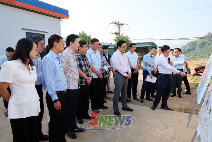 Đoàn công tác khảo sát vị trí dự kiến xây dựng nút giao tại xã Chiềng Mai.