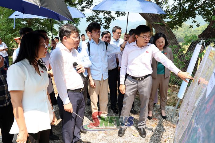 Đoàn công tác khảo sát dự án trên địa bàn xã Yên Châu.