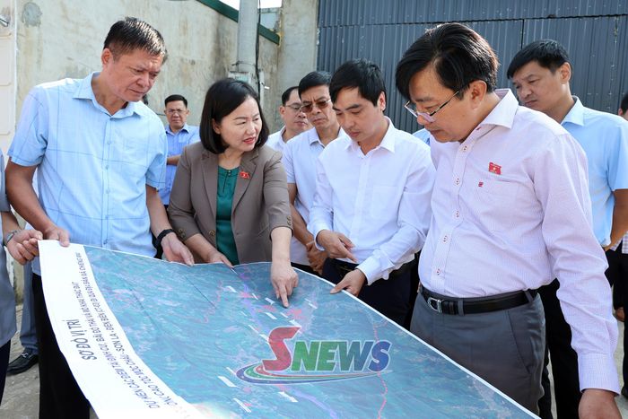 Đoàn công tác khảo sát khu vực bố trí tái định cư tại xã Chiềng Mai.