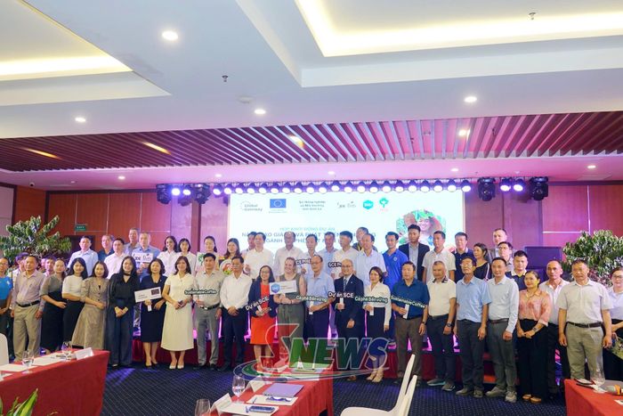Các đại biểu chụp ảnh lưu niệm tại lễ khởi động.