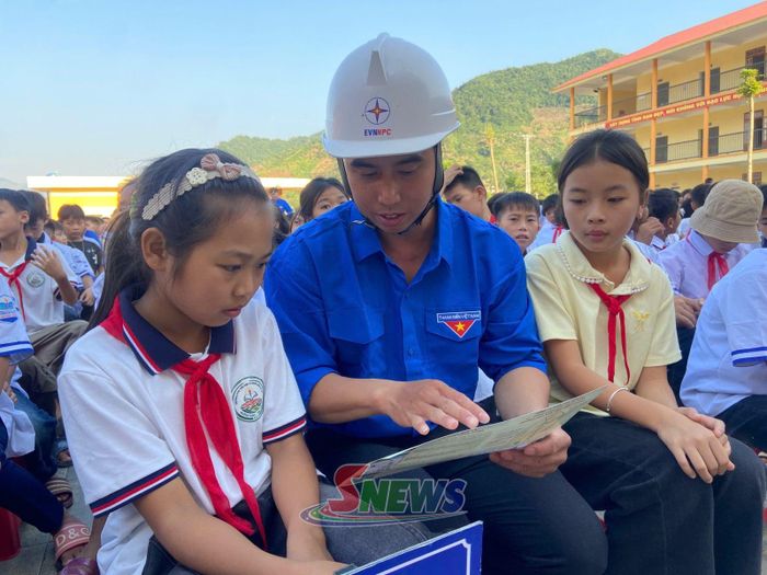 Đoàn viên thanh niên Công ty Điện lực Sơn La hướng dẫn học sinh cách sử dụng điện tiết kiệm và hiệu quả.