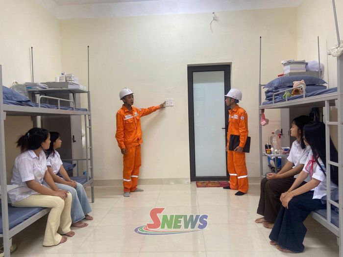 Tuyên truyền viên Công ty Điện lực Sơn La tuyên truyền và hướng dẫn học sinh cách sử dụng điện tại phòng ở nội trú.