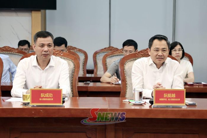 Các đồng chí lãnh đạo tỉnh trao đổi cơ hội hợp tác đầu tư.