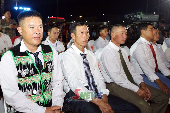 Các đại biểu cổ vũ hội thi.