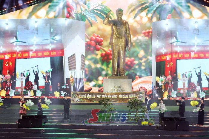 Phần thi “Lời chào nông dân” của đội thi xã Nậm Lầu.