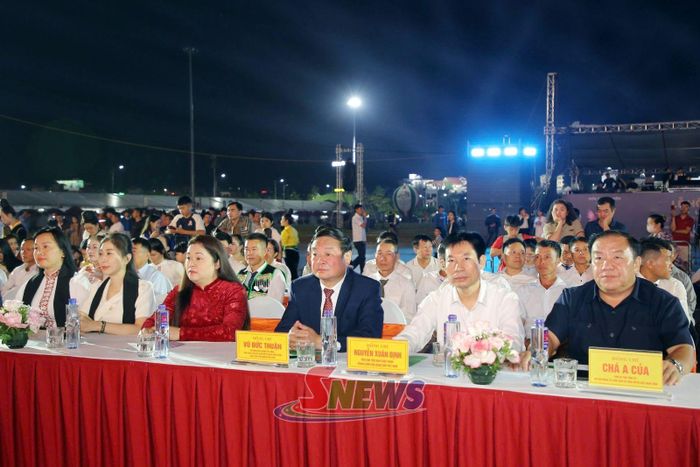 Các đại biểu dự và cổ vũ hội thi.