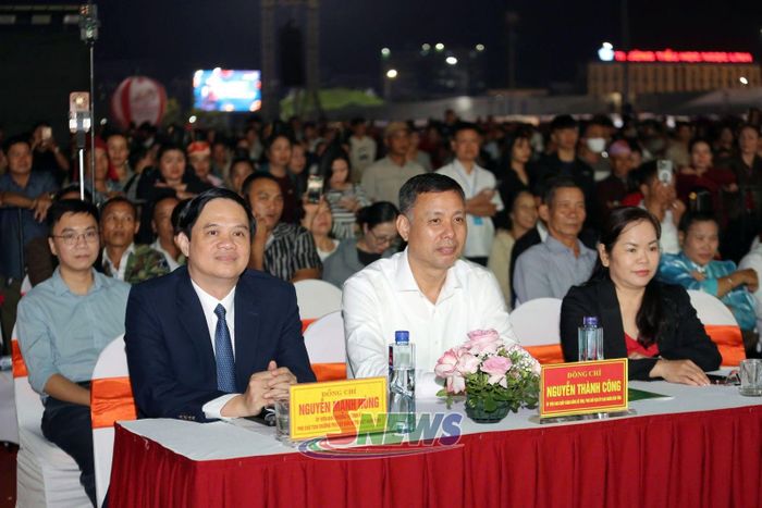 Các đại biểu dự và cổ vũ hội thi.