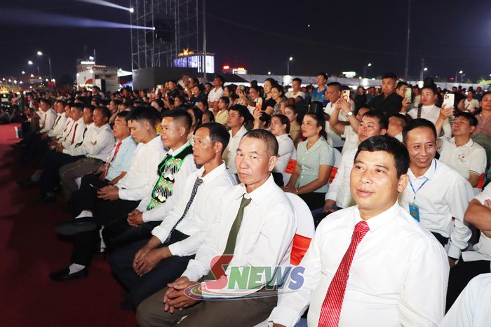 Đông đảo khán giả tham dự cổ vũ các đội thi.