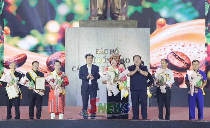 Lãnh đạo Trung ương Hội Nông dân Việt Nam và lãnh đạo tỉnh Sơn La trao giải nhất cho đội phường Chiềng Cơi.