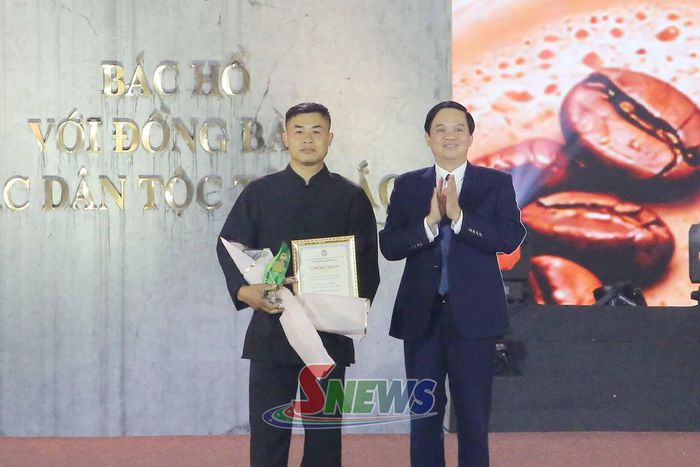Lãnh đạo Ủy ban MTTQ Việt Nam tỉnh trao giải nhất vườn đẹp cho ông Lường Văn Chiếu, xã Mường Chanh.