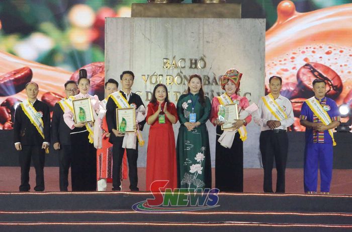 Ban tổ chức trao giải phụ cho các đội tham gia hội thi.