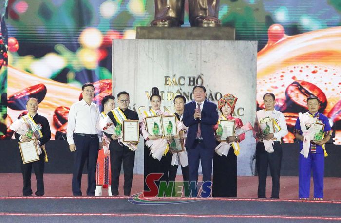 Ban tổ chức trao giải nhì cho các đội tham gia hội thi.