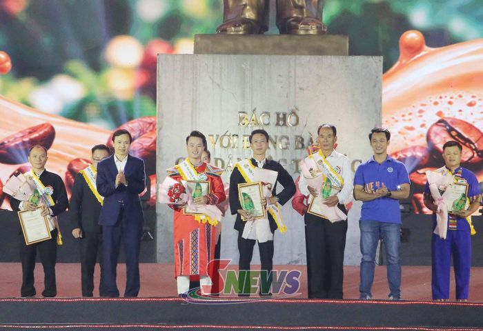 Ban tổ chức trao giải ba cho các đội tham gia hội thi.