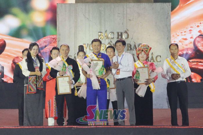 Ban tổ chức trao giải khuyến khích cho các đội tham gia hội thi.