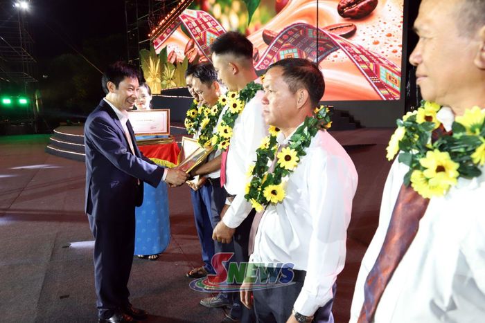 Đồng chí Nguyễn Xuân Định, Phó Chủ tịch Ban Chấp hành Trung ương Hội Nông dân Việt Nam trao chứng nhận hộ có thành tích xuất sắc trong lĩnh vực trồng và thâm canh cây cà phê Sơn La năm 2026.
