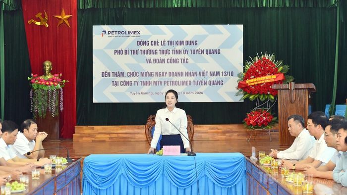 Đồng chí Phó Bí thư Thường trực Tỉnh ủy Lê Thị Kim Dung phát biểu chúc mừng Công ty TNHH MTV Petrolimex Tuyên Quang.