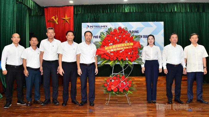 Đồng chí Phó Bí thư Thường trực Tỉnh ủy Lê Thị Kim Dung tặng hoa chúc mừng Công ty TNHH MTV Petrolimex Tuyên Quang.