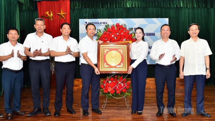 Đồng chí Phó Bí thư Thường trực Tỉnh ủy Lê Thị Kim Dung tặng quà chúc mừng Công ty TNHH MTV Petrolimex Tuyên Quang.