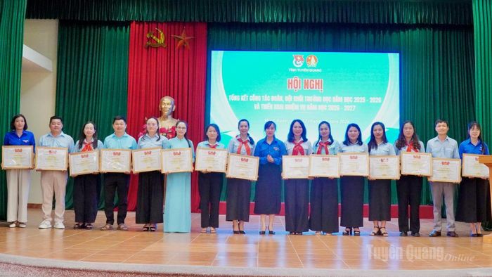 Tỉnh đoàn trao tặng Bằng khen cho các tập thể, cá nhân có thành tích xuất sắc trong công tác Đoàn, Đội.