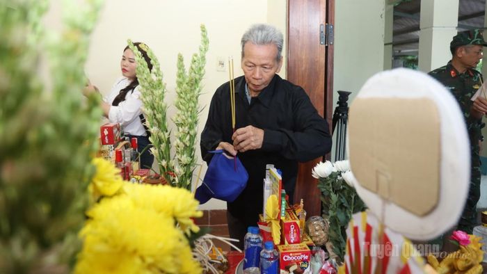 Thân nhân gia đình liệt sĩ Trần Xuân Vững dâng hương tưởng nhớ các Anh hùng liệt sĩ tại Nhà quàn Đội tìm kiếm, quy tập HCLS.