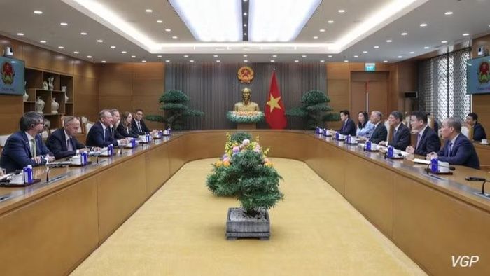Thủ tướng Lê Minh Hưng tiếp Bộ trưởng Tài chính Luxembourg Gilles Roth. (Ảnh: chinhphu.vn/Nhật Bắc)
