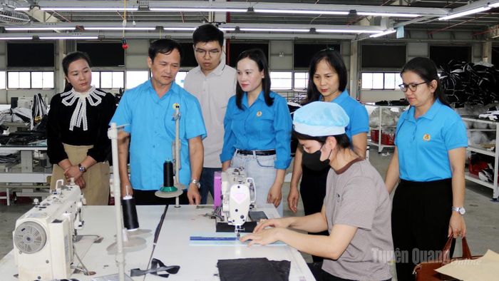 Lãnh đạo LĐLĐ tỉnh tham quan khu vực sản xuất của Công ty cổ phần Tổng Công ty may Tuyên Quang LGG.
